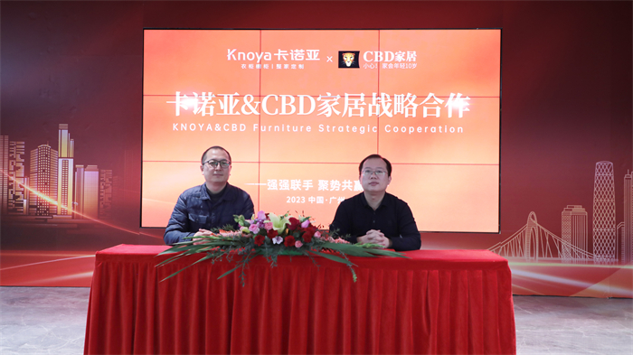 卡诺亚发卖中间副总司理曹崇慧（右）与CBD家居担任人签定协作和谈

