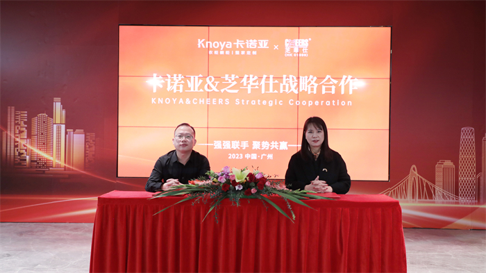 卡诺亚发卖中间副总司理曹崇慧（左）与芝华仕担任人签定协作和谈
